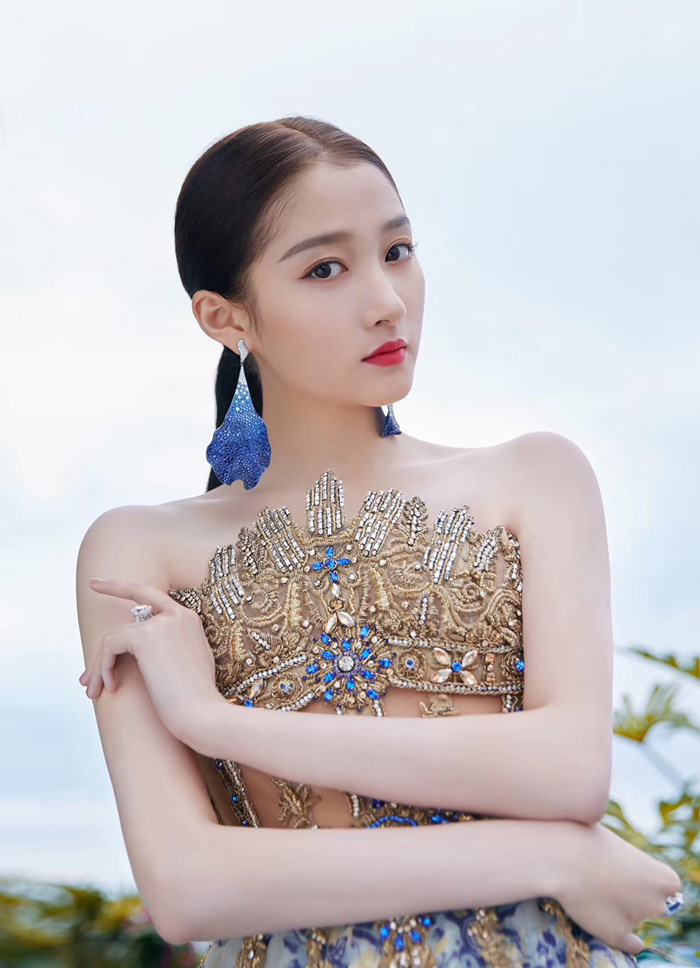 世纪缘品牌代言人关晓彤女神范惊艳亮相红毯-世纪缘珠宝